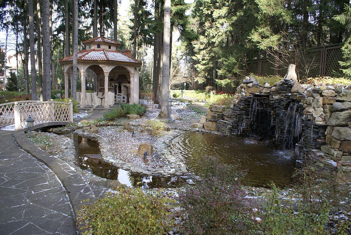 “Умный дом” у пруда с водопадом с домашним spa-салоном и автомойкой