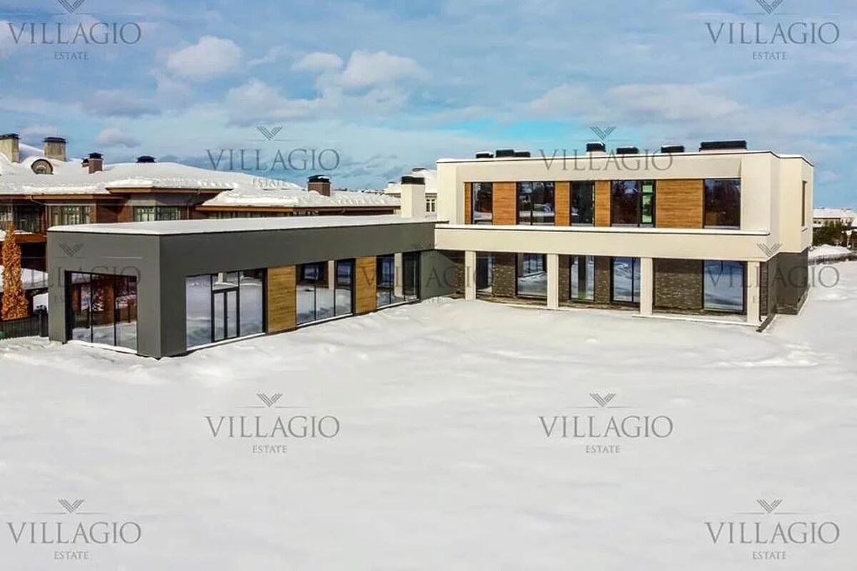 Современный дом с видом на озеро и парк