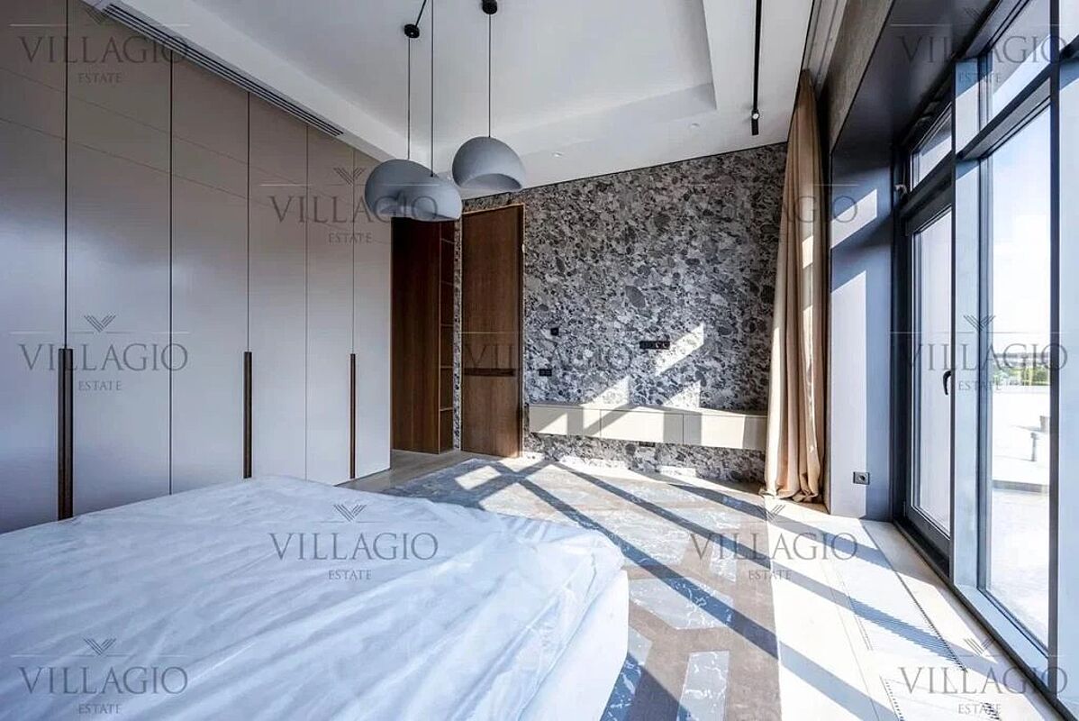 Дом рядом с парками