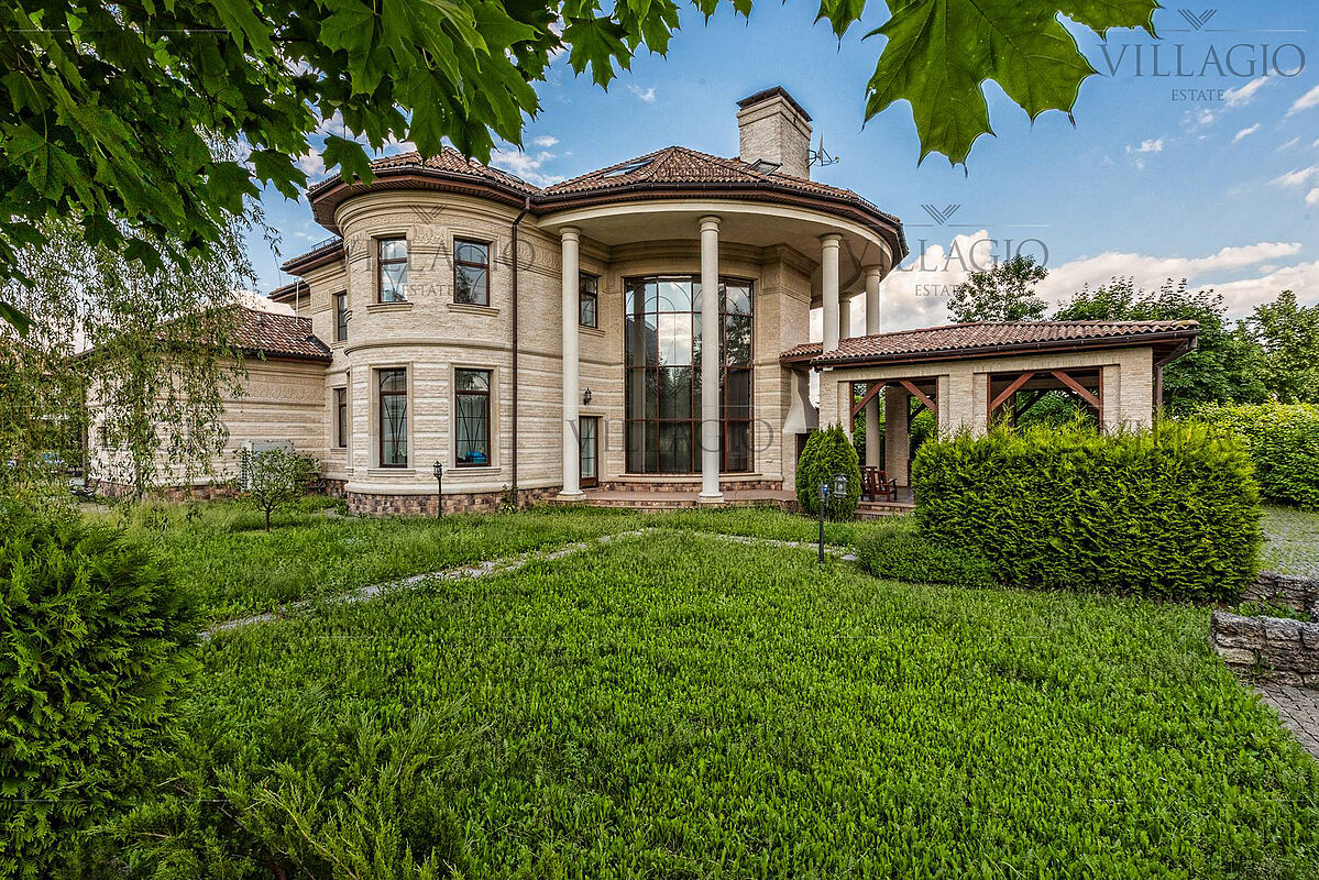 Дом с роскошной гостиной и spa-зоной