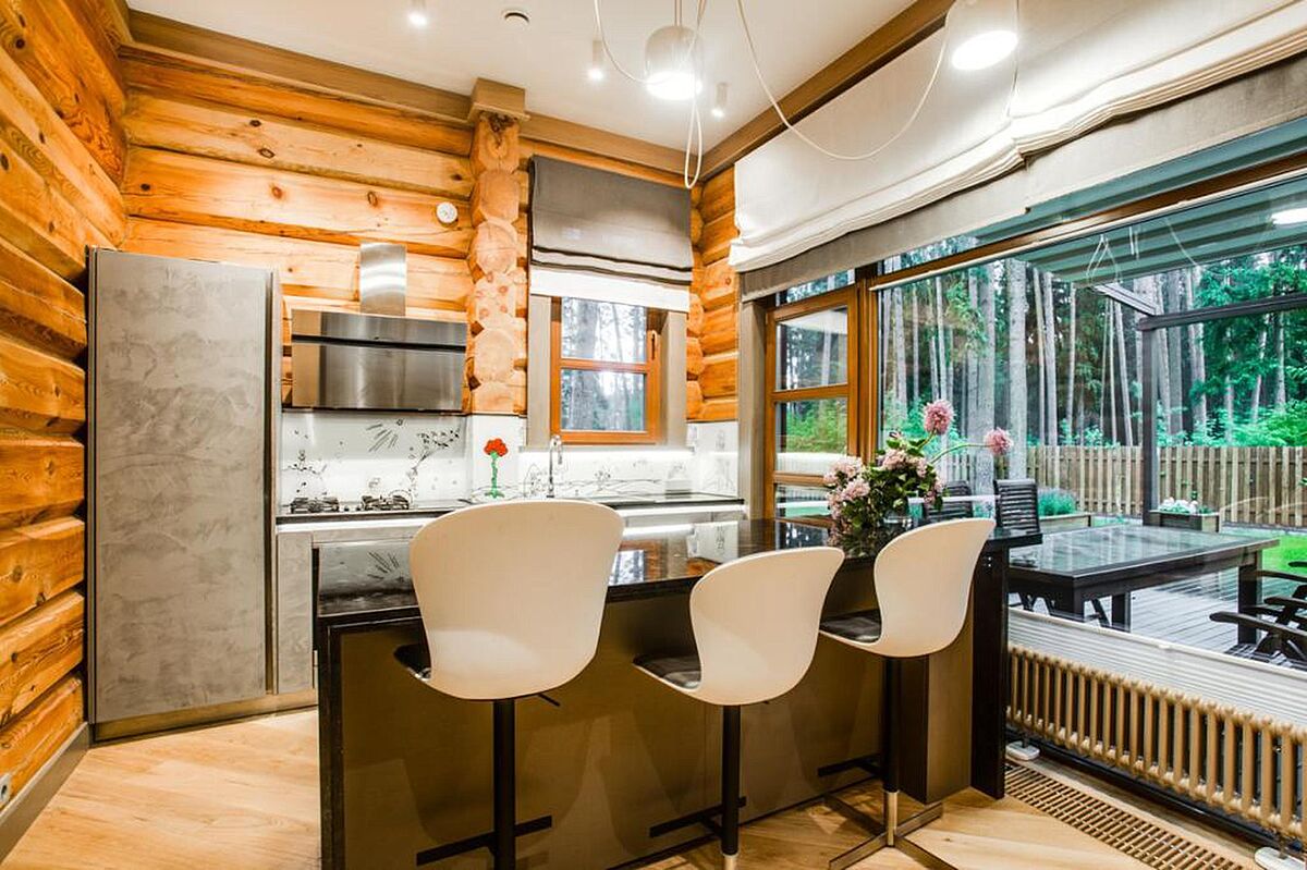 Дом из дерева на лесном участке