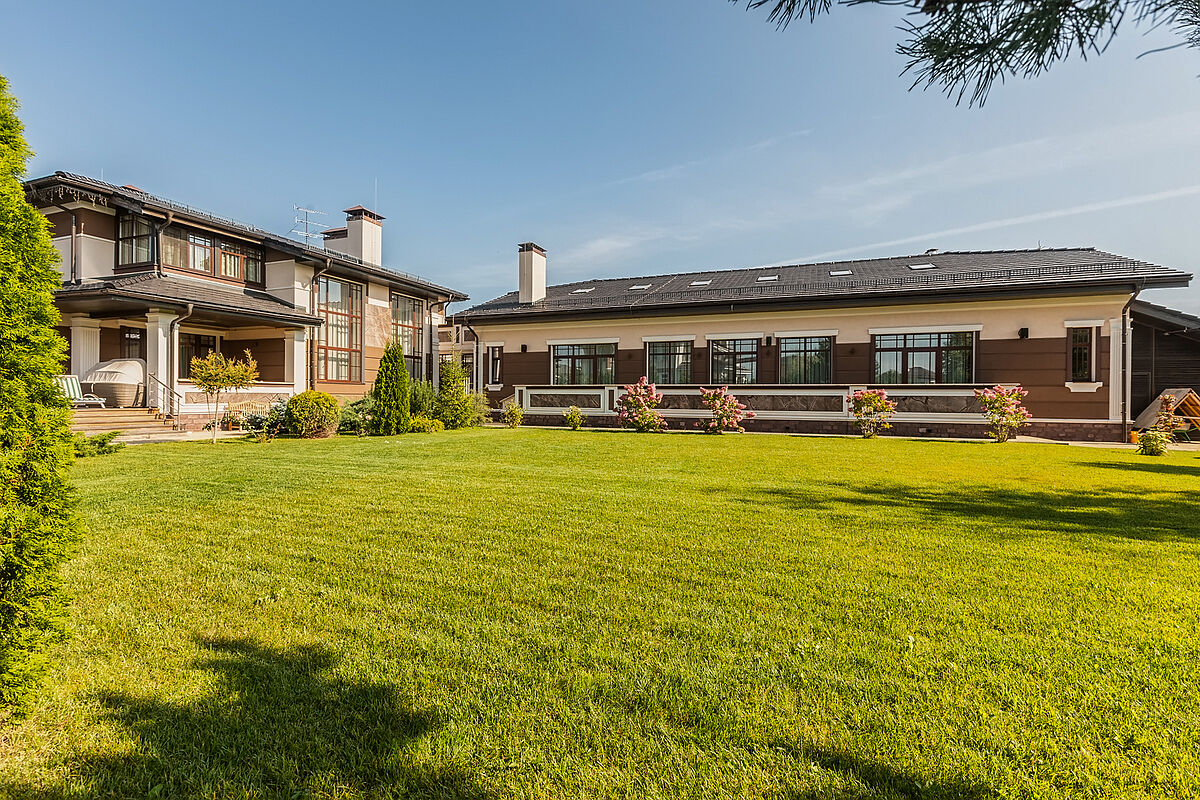 Загородный дом с бассейном в современном стиле