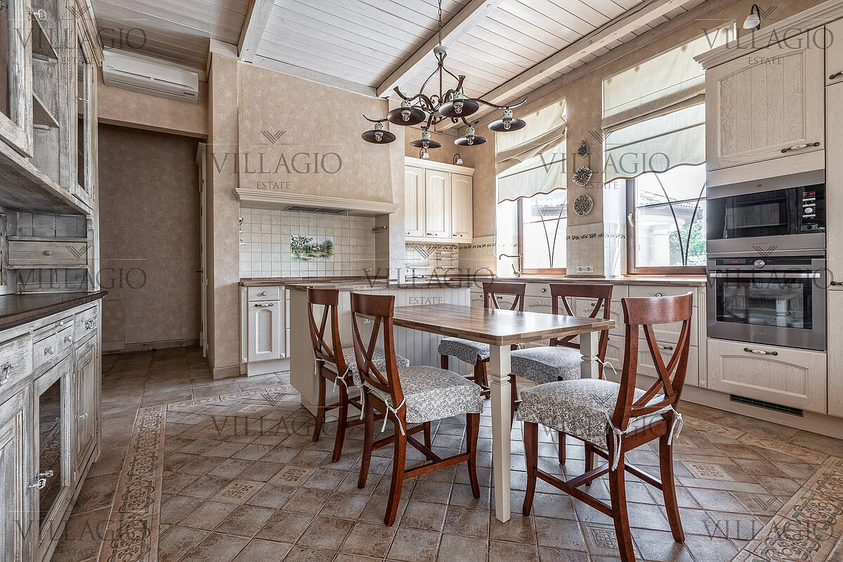 Дом с роскошной гостиной и spa-зоной