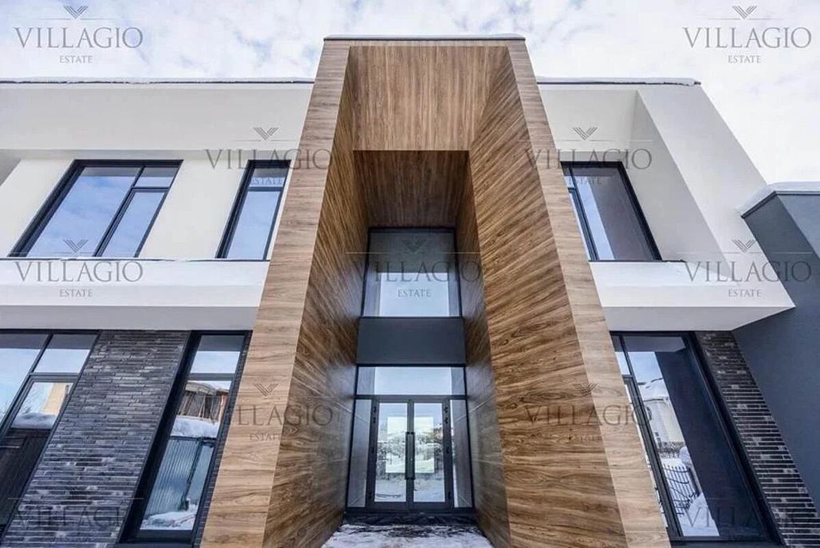 Современный дом с видом на озеро и парк