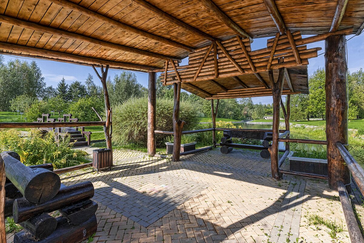 Деревянная беседка на реке Беляна 