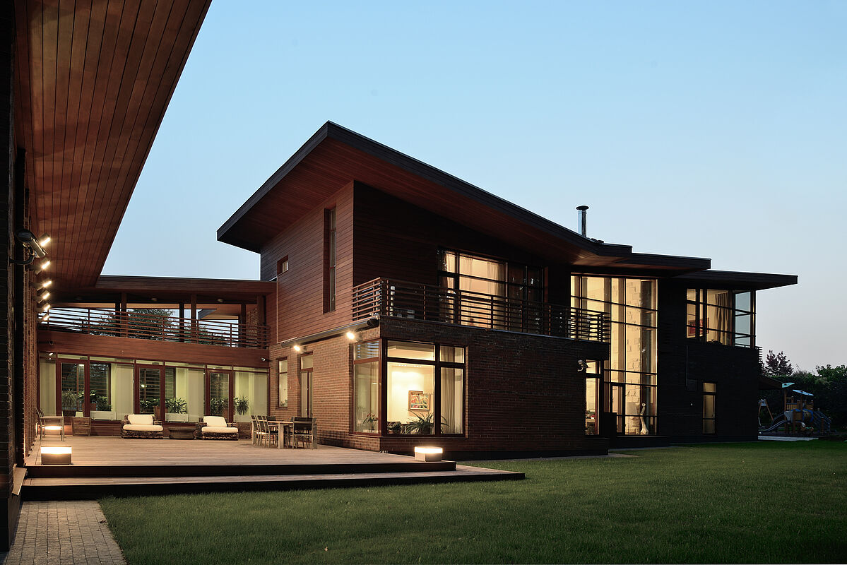 Двухуровневый дом с бассейном