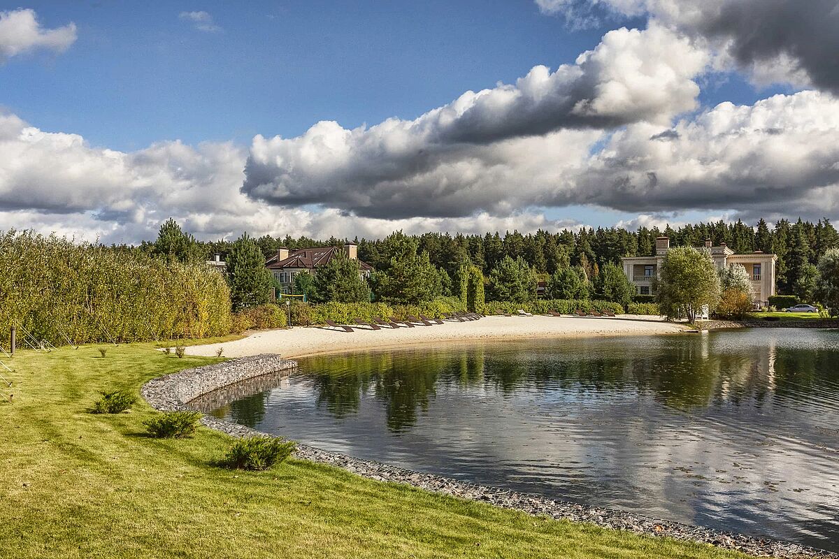 Вид на пляж со стороны ресторана 