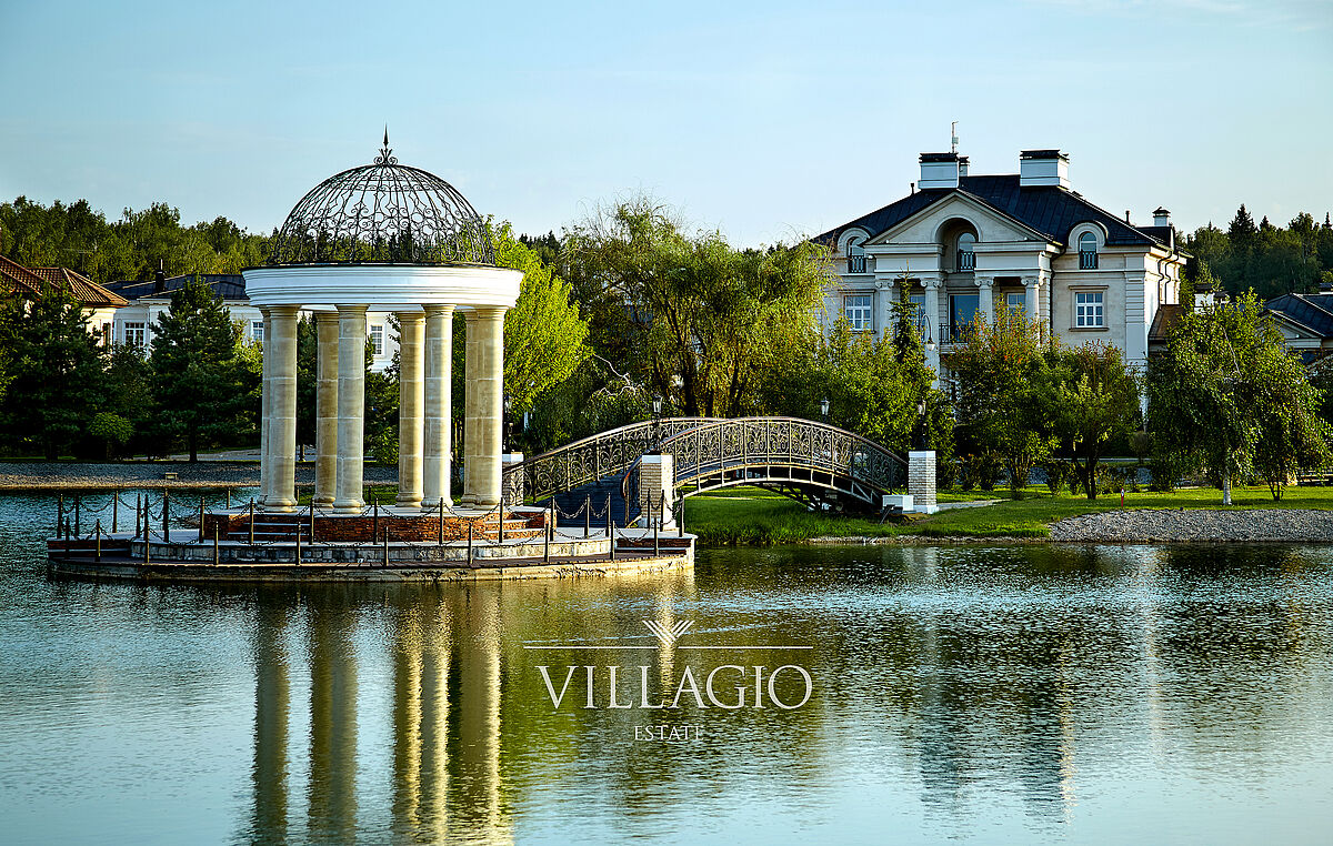 Ротонда с живописным мостиком с видом на резиденцию 