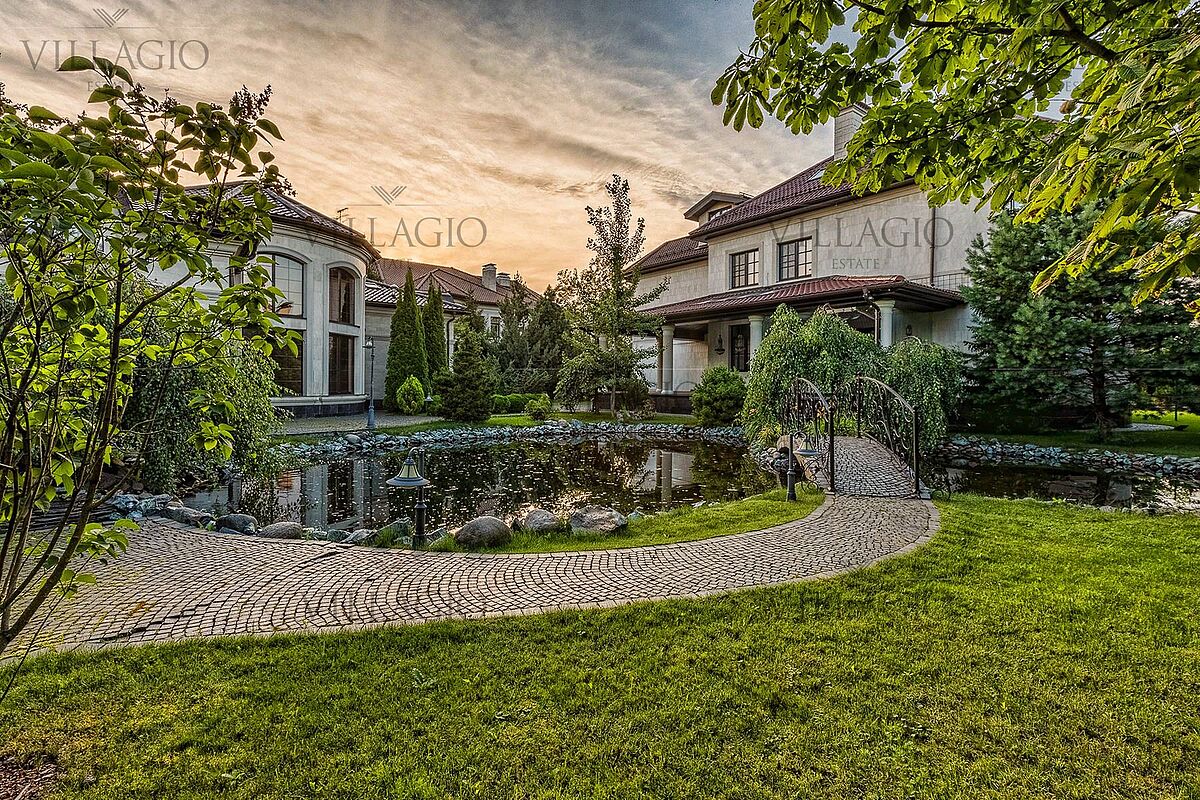 Дом напротив парка 