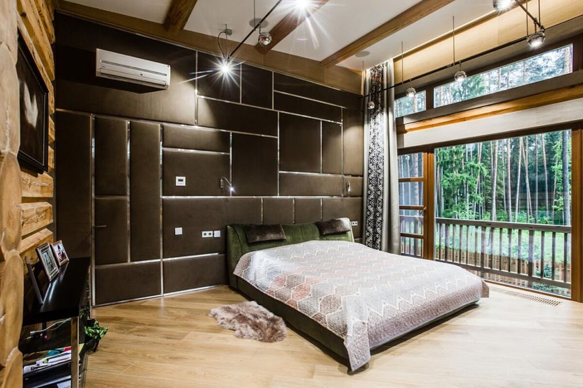 Дом из дерева на лесном участке