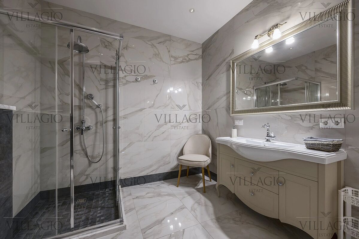 Интерьер (фото с лого)