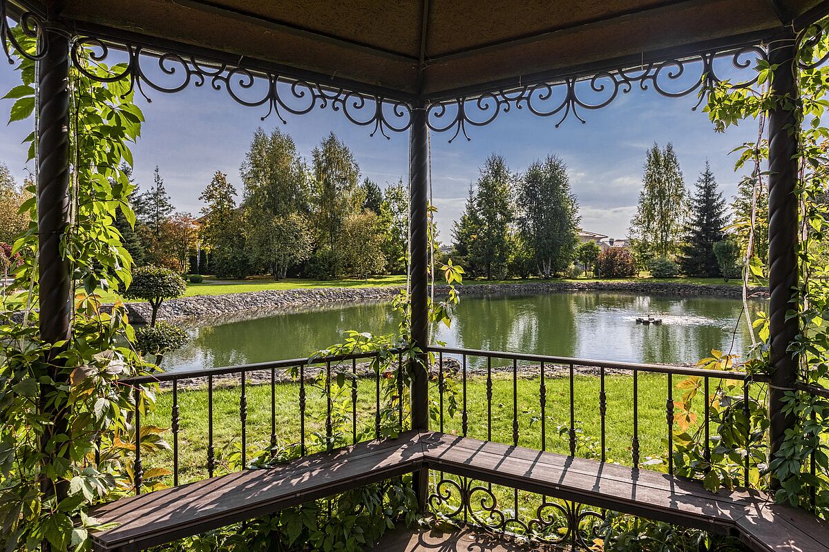 Беседка с видом на озеро в 3 квартале 