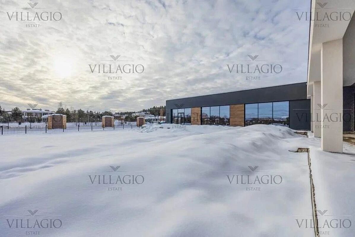 Современный дом с видом на озеро и парк