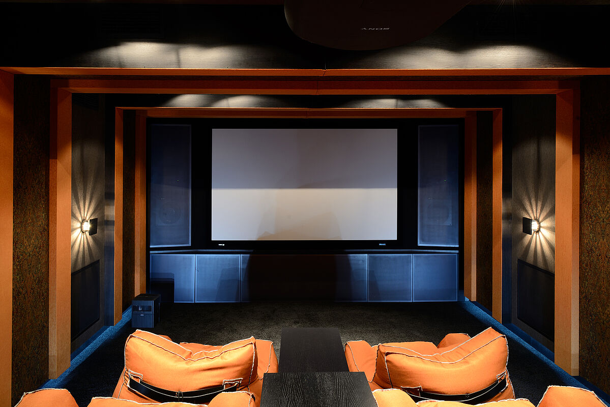 Двухуровневый дом с бассейном