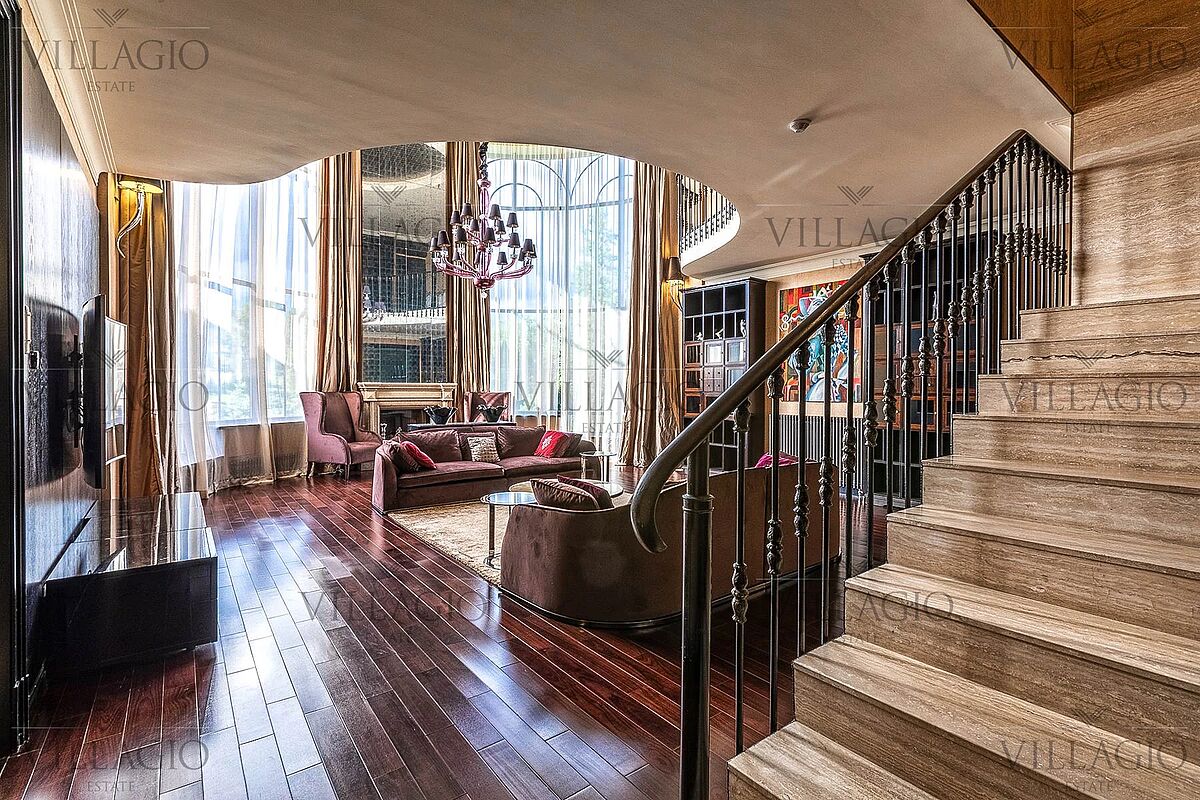 Дом напротив парка 