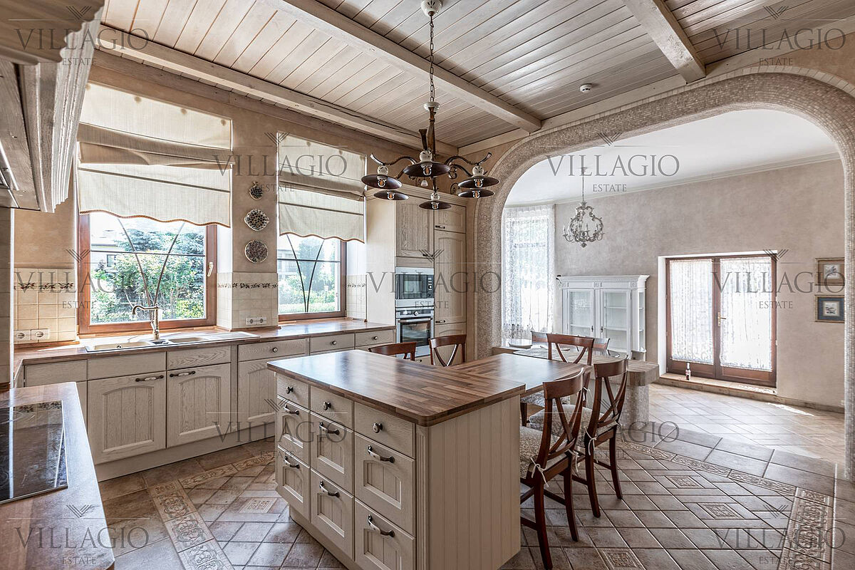 Дом с роскошной гостиной и spa-зоной