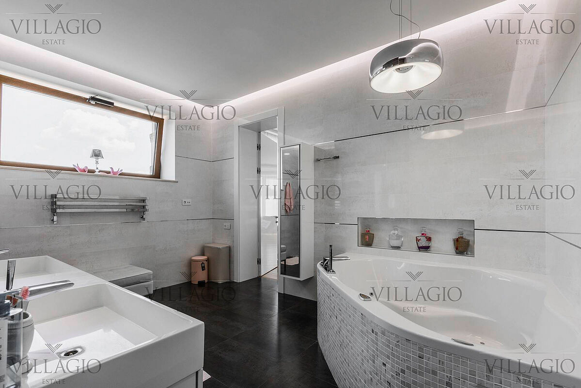 Дом с лифтом, бассейном и 3 террасами