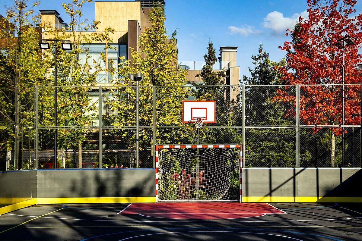 Спортивная площадка в центре посёлка с трибуной для болельщиков 