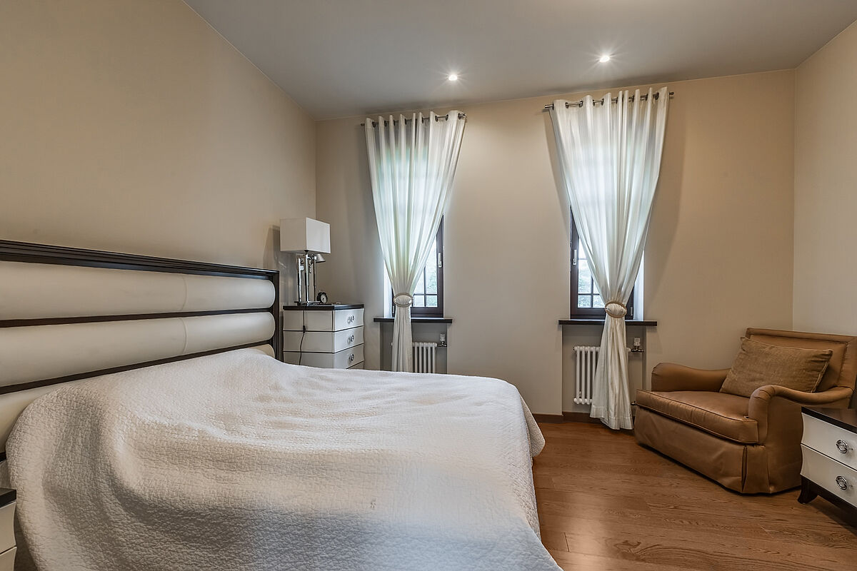 Загородный дом с бассейном в современном стиле