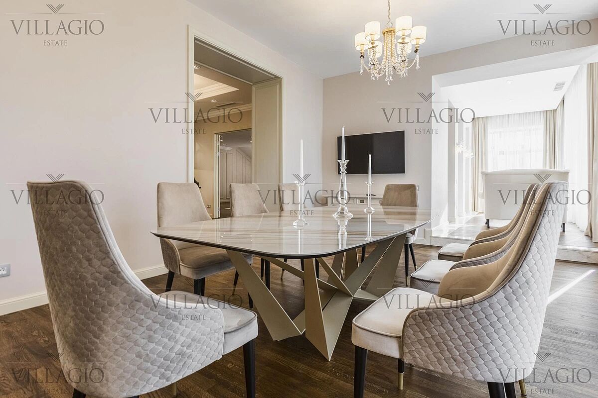 Дом рядом с парком и водным каналом