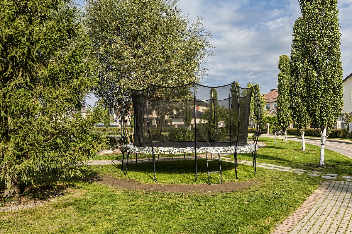 Детский батут в парке у круглого озера, в центре поселка Монтевиль 