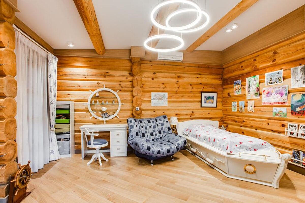 Дом из дерева на лесном участке