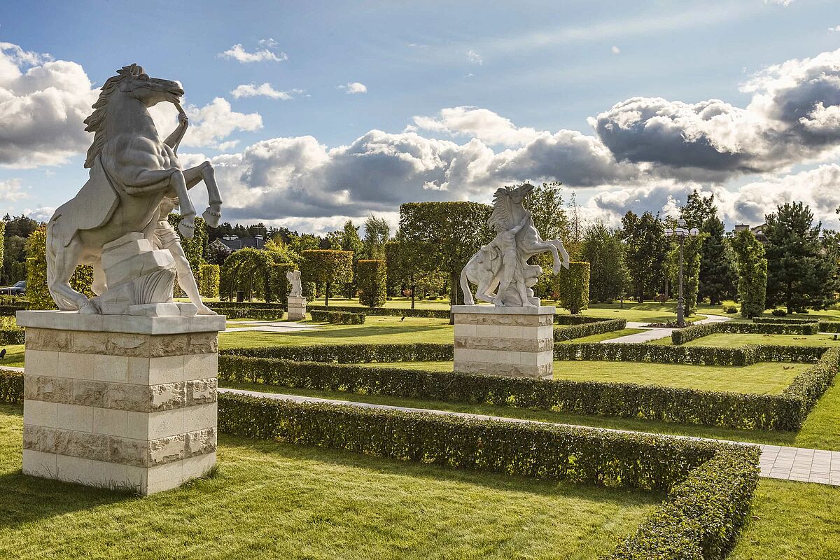 Скульптурные группы в каре Ландшафтного Парка 