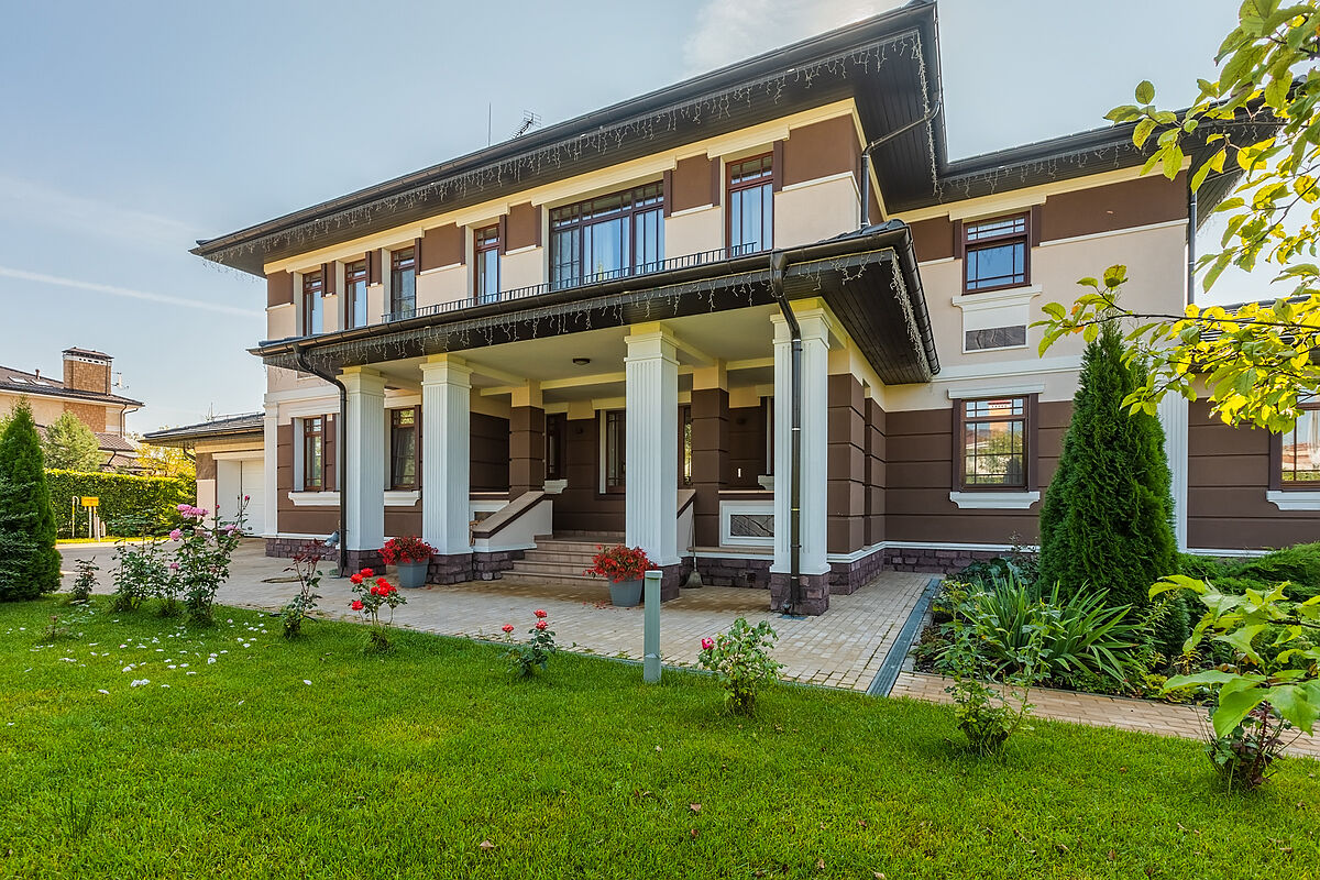 Загородный дом с бассейном в современном стиле