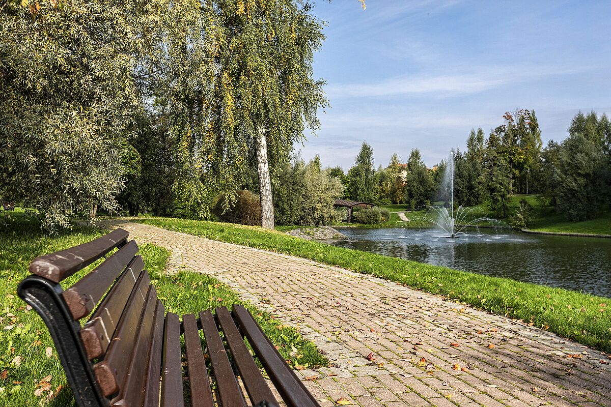 Прогулочная аллея вдоль реки Беляна с видом на фонтаны