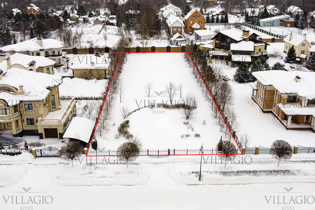 Участок рядом с парком