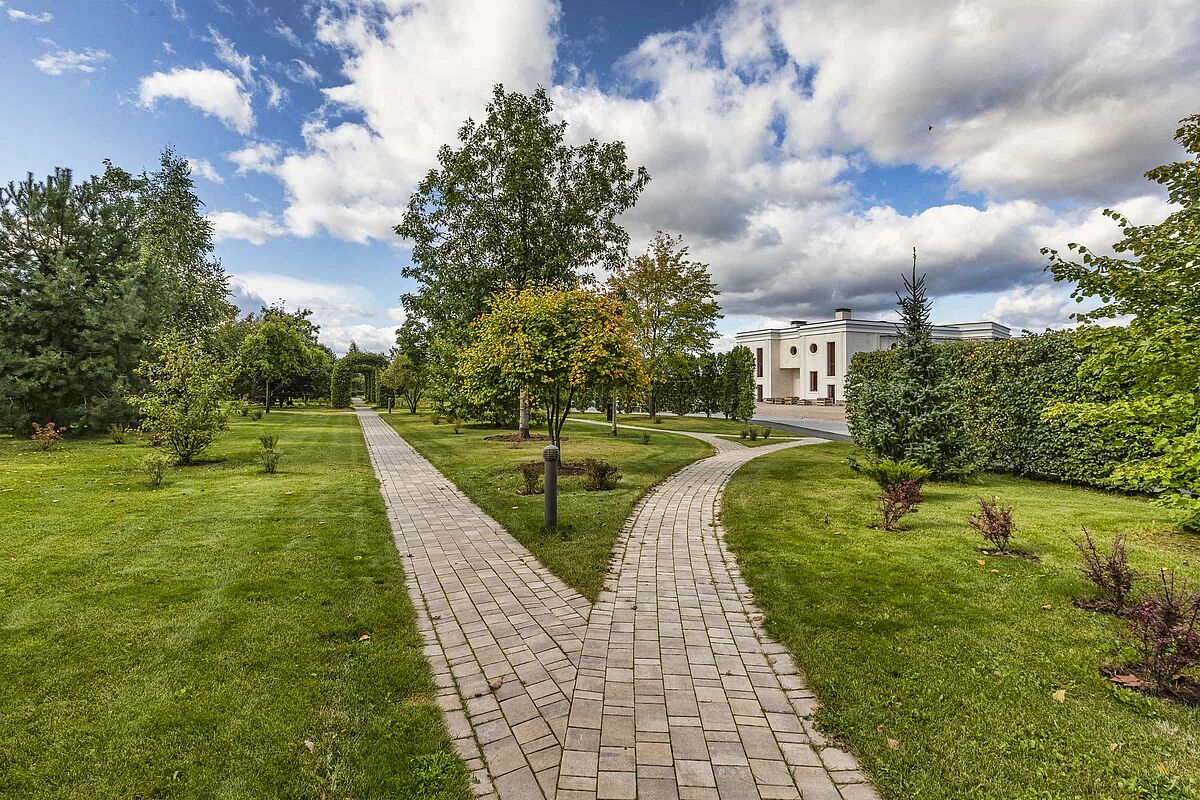 Прогулочная аллея с видом на ресторан 