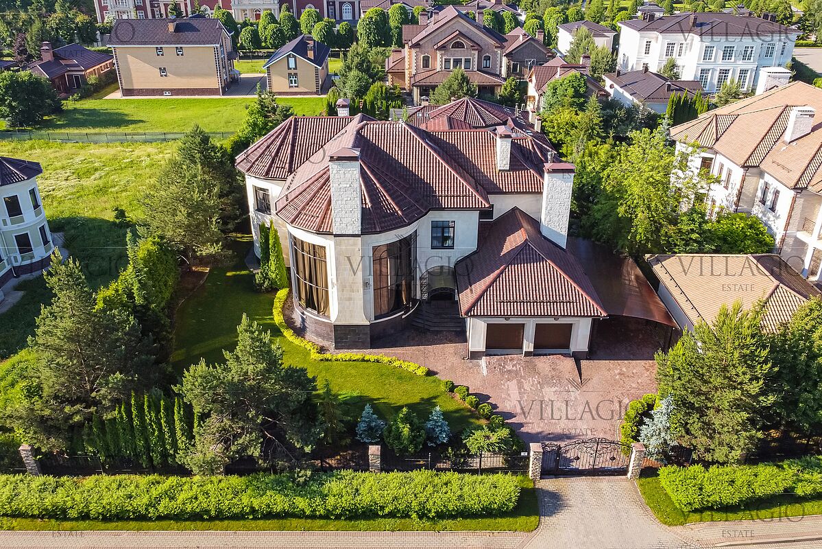 Дом напротив парка 