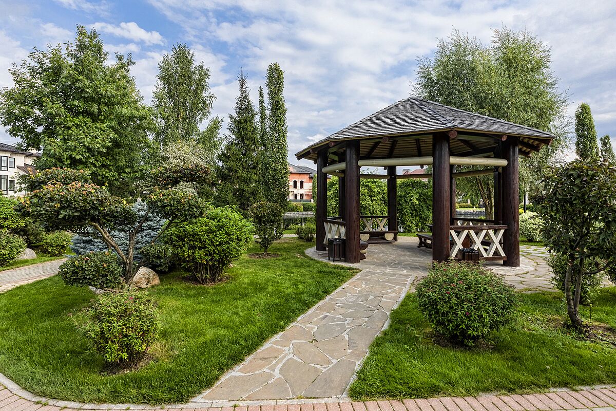 Беседка у круглого озера 