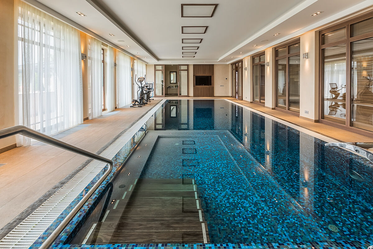 Загородный дом с бассейном в современном стиле