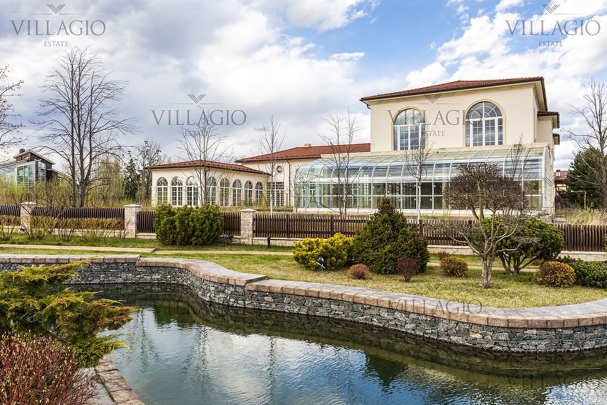 Резиденция с бассейном на берегу водного канала