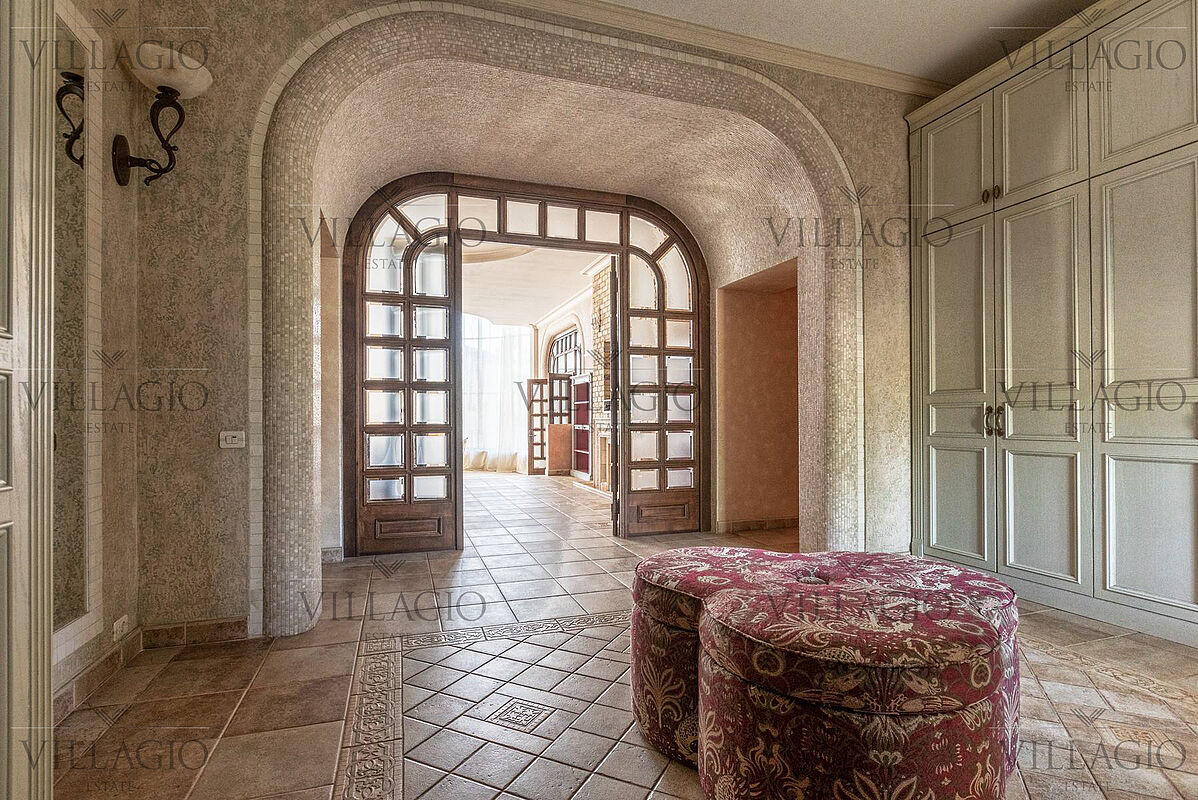 Дом с роскошной гостиной и spa-зоной