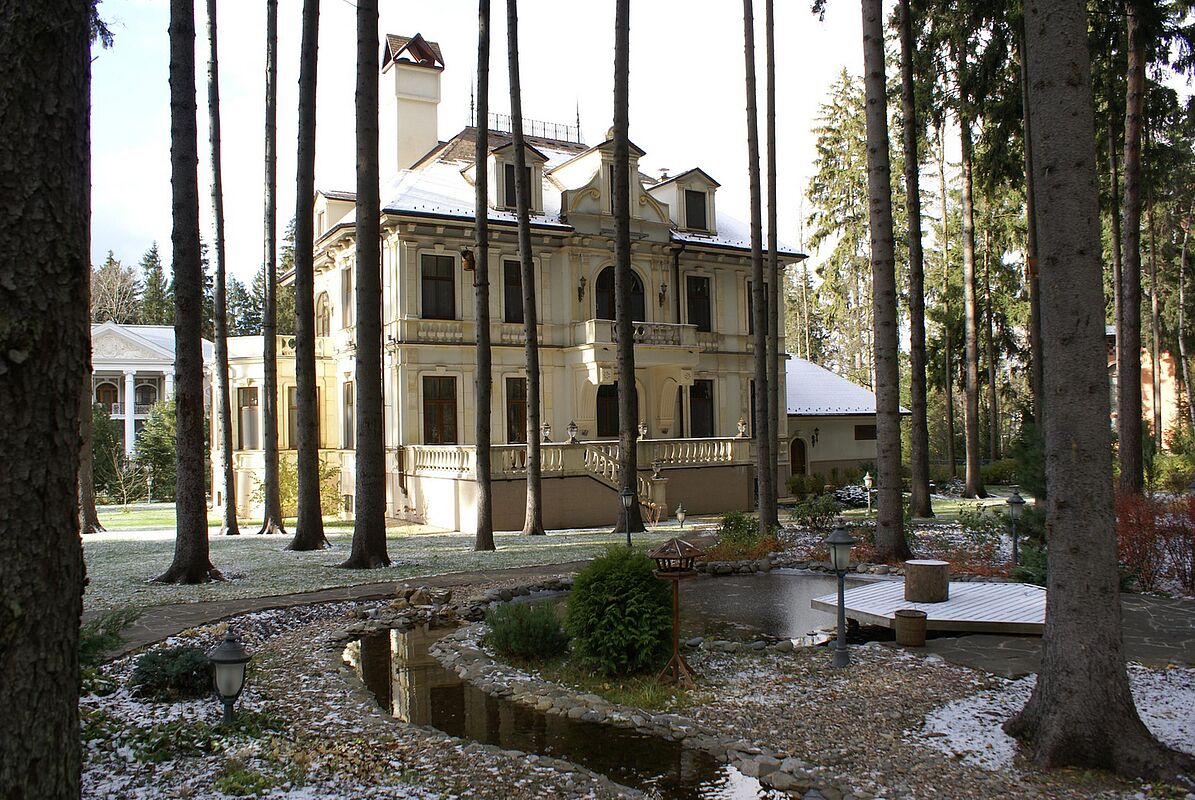 “Умный дом” у пруда с водопадом с домашним spa-салоном и автомойкой