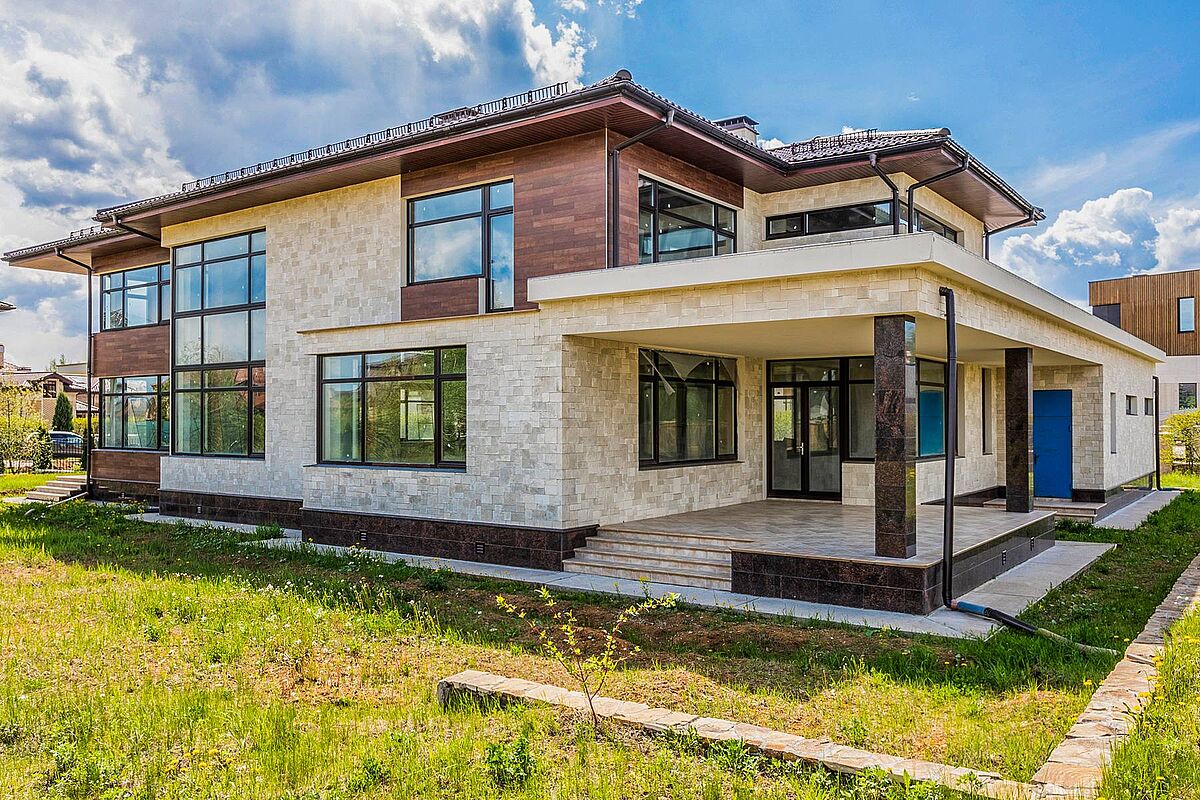 Новый дом под отделку рядом с водным каналом