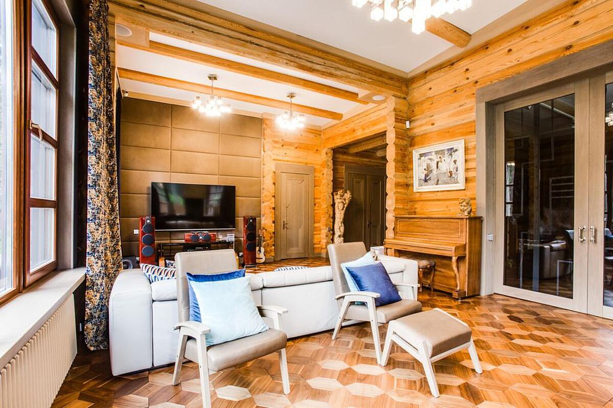 Дом из дерева на лесном участке