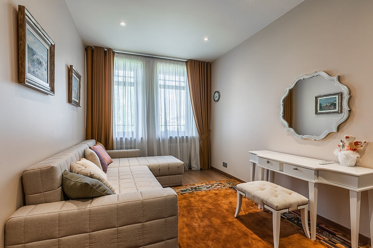 Загородный дом с бассейном в современном стиле