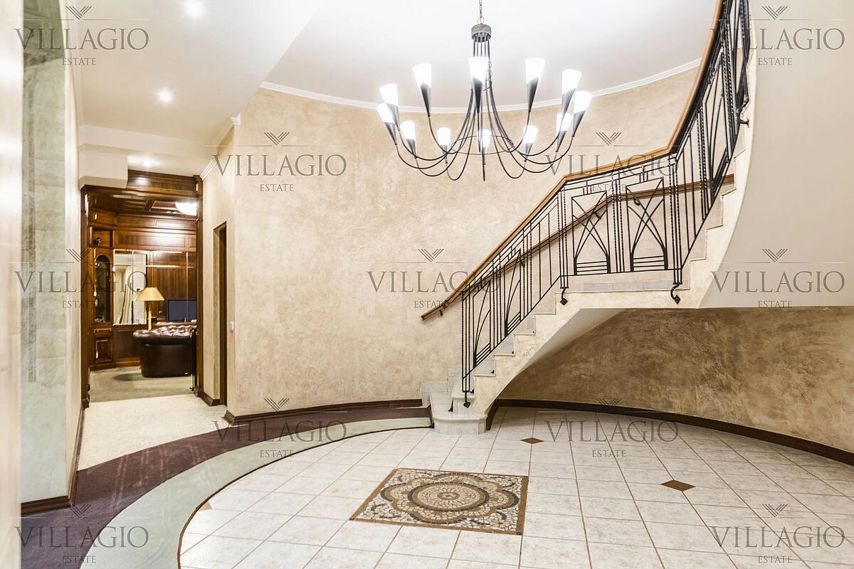 Элитный дом в классическом стиле у Москва-реки