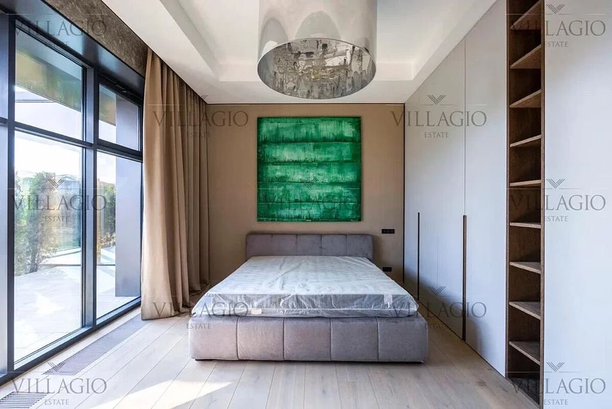 Дом рядом с парками