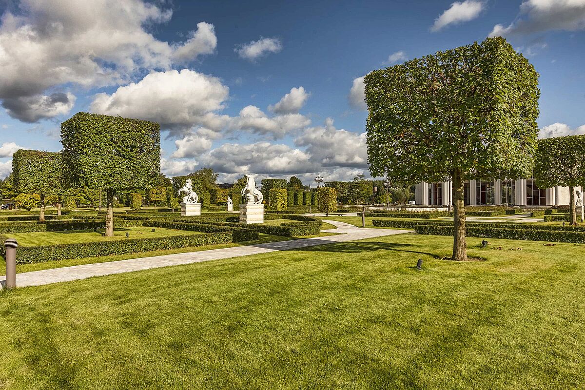 Ландшафтный Парк перед рестораном Ренессанс