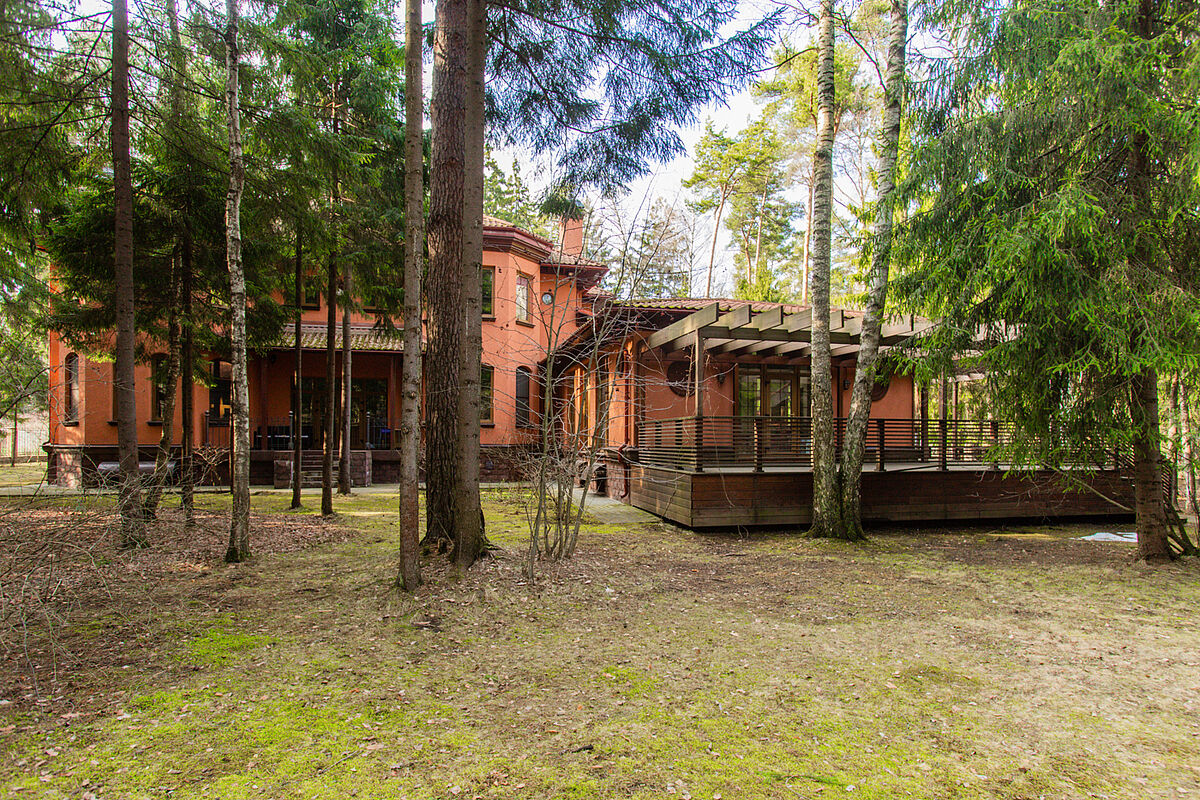 Дом с бассейном на лесном участке в КП «Лесной ручей-2»