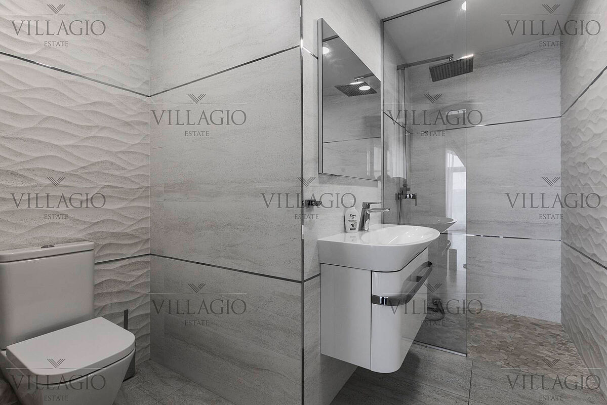 Дом с лифтом, бассейном и 3 террасами