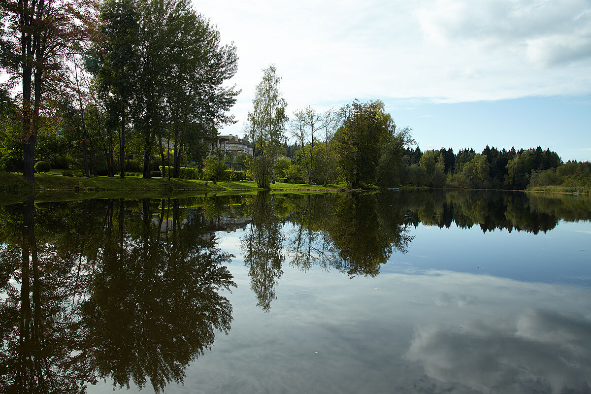 Вид на резиденцию с реки Беляна 