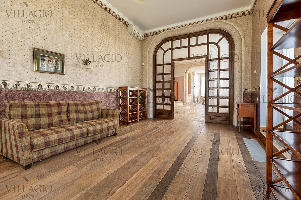 Дом с роскошной гостиной и spa-зоной