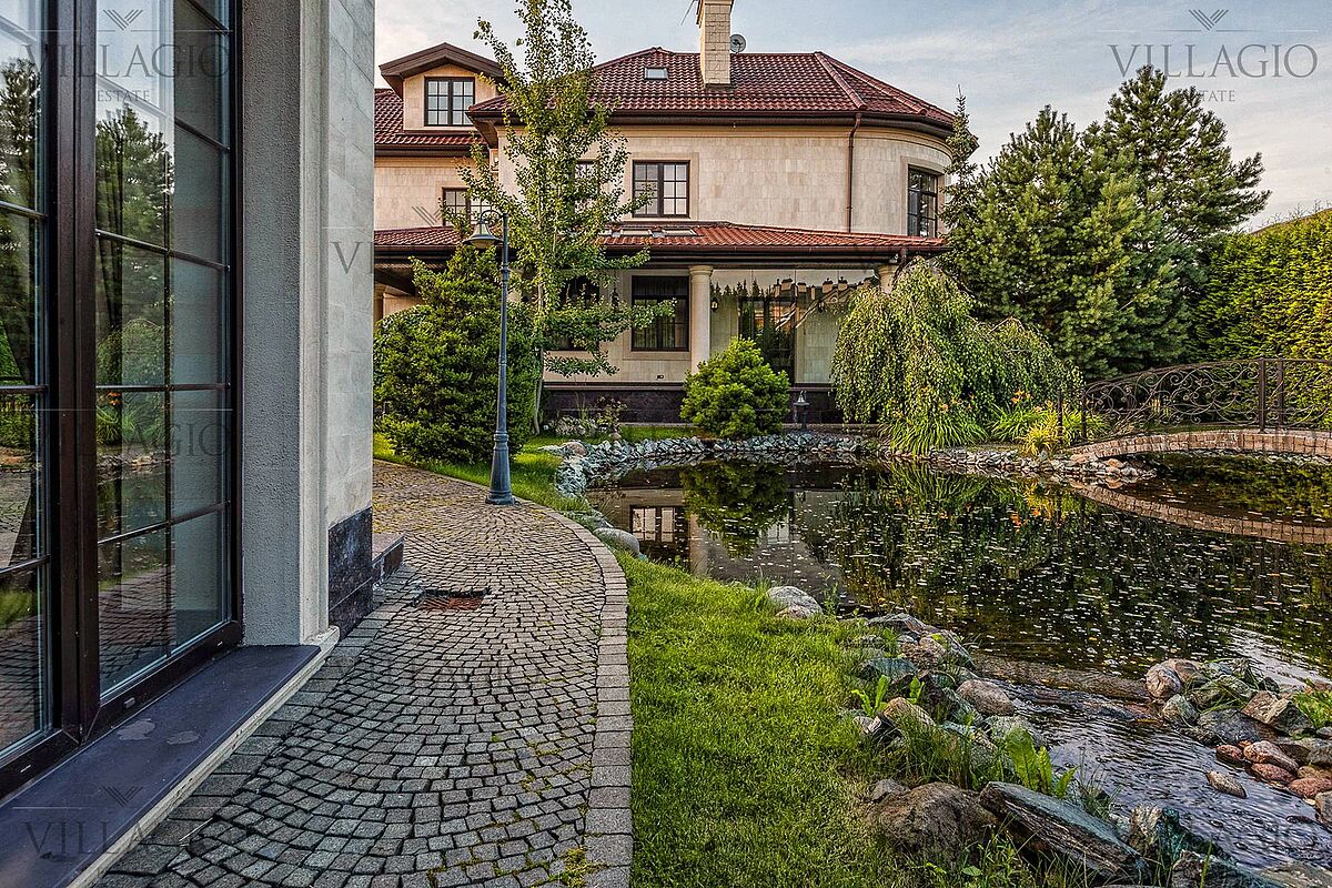 Дом напротив парка 