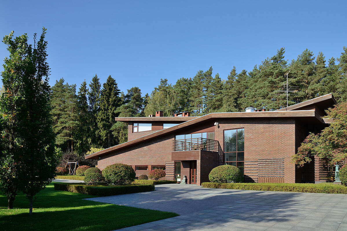 Двухуровневый дом с бассейном