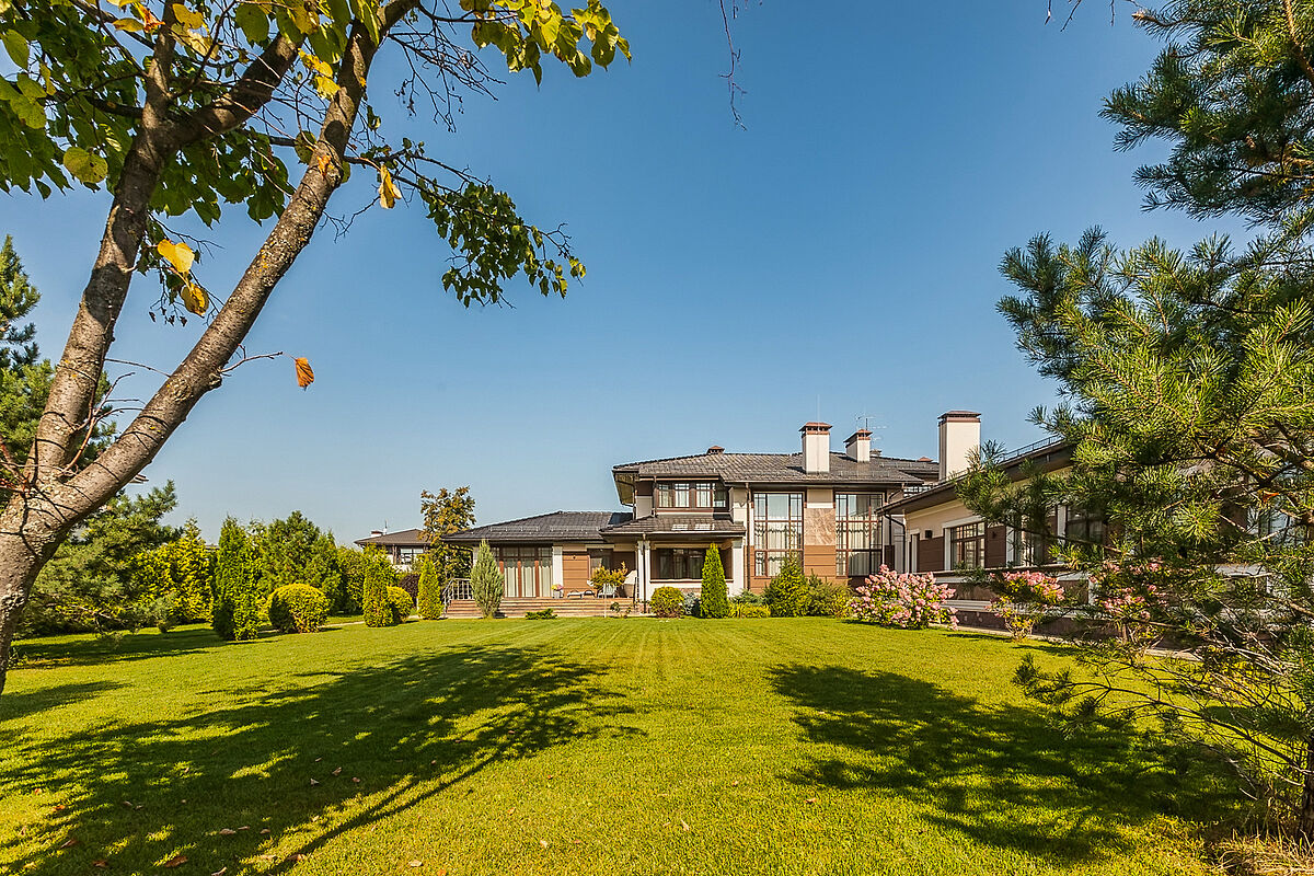 Загородный дом с бассейном в современном стиле